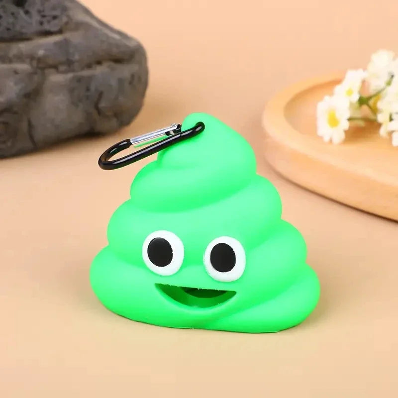 Juguete de silicona verde brillante con forma de cono, ojos grandes y clip, sobre una superficie de madera clara.