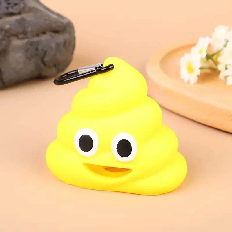 Un dispensador de silicona amarillo brillante con forma de bolsa para excrementos de perro, sobre una superficie marrón claro