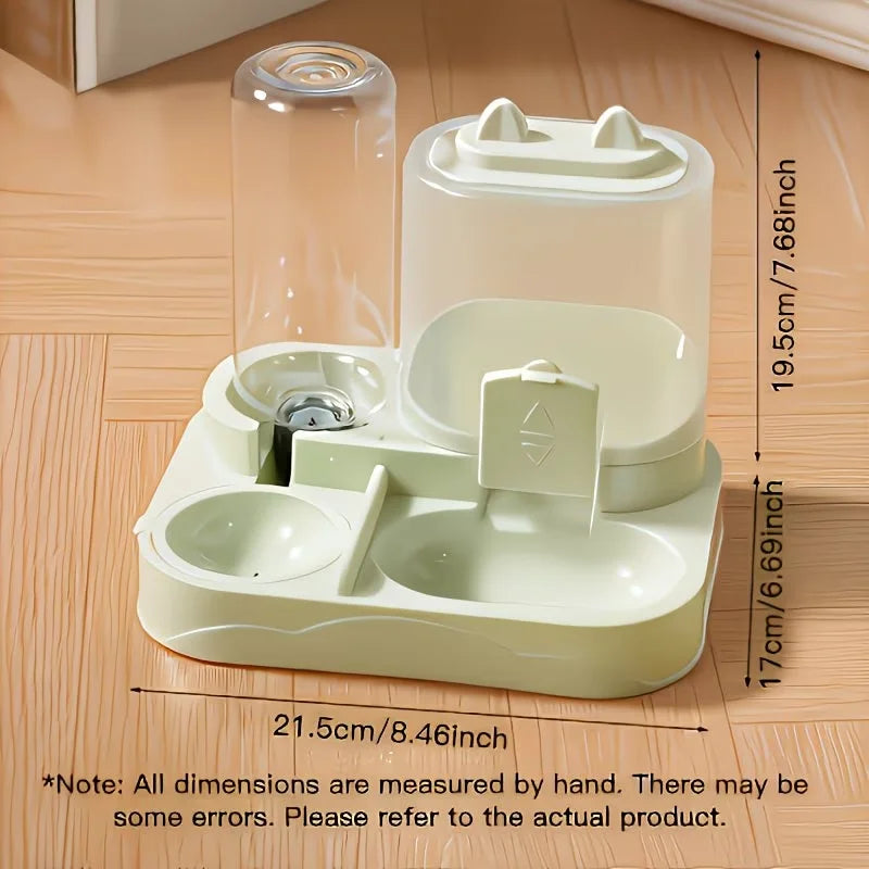 Beige 2-in-1 Futter- und Wasserdispenser für Katzen und Hunde auf Holzoberfläche.