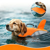Un golden retriever portant un gilet de sauvetage orange flotte dans l'eau.