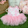Vestido de encaje de gasa rosa para perros y gatos mostrado sobre césped verde