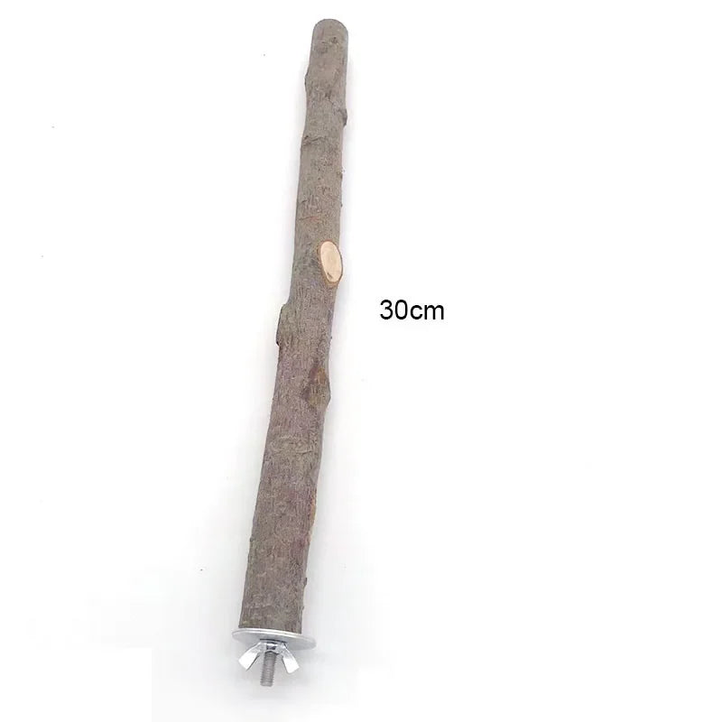 Un long perchoir ou jouet à mâcher en bois naturel mesurant 30 cm.