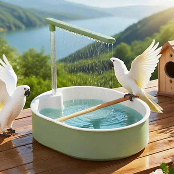 Une colombe blanche se baigne dans une fontaine de bain d'oiseaux automatique verte, à l'extérieur.