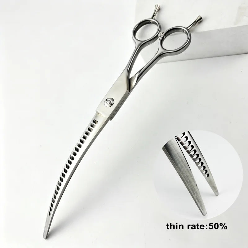 Silberne gebogene Haarscheren für Haustiere mit einer feinen Rate von 50% neben den Klingen.