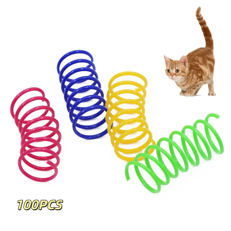 Eine Sammlung farbenfroher Spiralspielzeuge in rot, blau, gelb und grün für interaktives Katzenspiel.