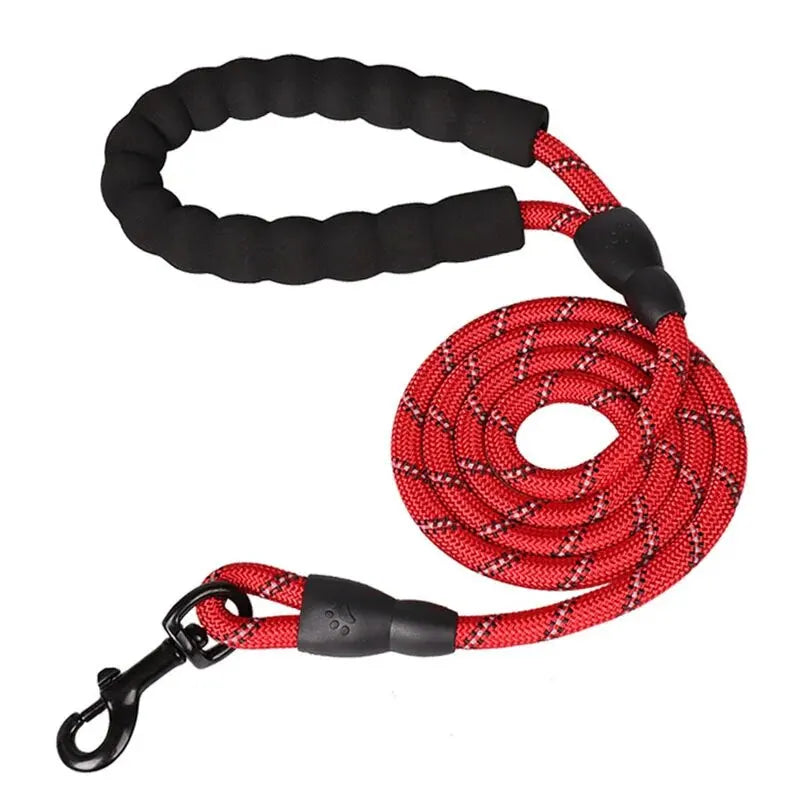 Correa reflectante para perro de uso rudo con asa negra acolchada y cordón rojo trenzado.