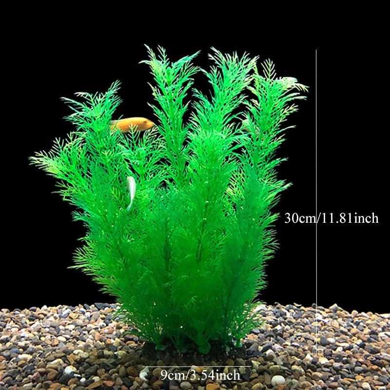 Plante aquatique artificielle vert vif aux feuilles plumeuses, exposée dans un gravier naturel.
