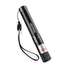 Schwarzer tragbarer LED-Laserpointer-Trainingsstab in Diagonale vor weißem Hintergrund.