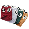 Un ensemble de cinq pulls en tricot pour chiens, de couleurs variées comme le marron, le gris clair, le vert foncé et le beig
