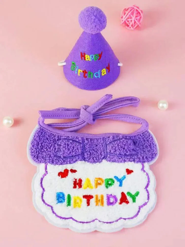 Un ensemble de bibs et chapeaux de fête violets pour animaux avec un message 'joyeux anniversaire' brodé en blanc