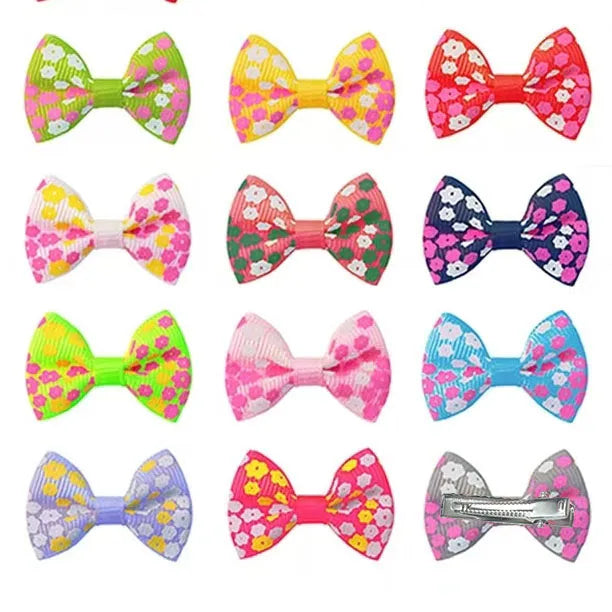 Colección de clips y lazos de pelo colorido para el aseo de perros y gatos, con varios patrones y colores.