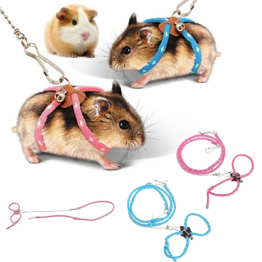 Un juego de arnés y correa ajustable para mascotas pequeñas, con arnés estampado marrón y rosa y detalles azules.