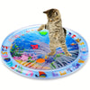 Un chaton tigré se tient sur un tapis sensoriel coloré et anti-éclaboussures avec divers motifs aquatiques et ludiques.