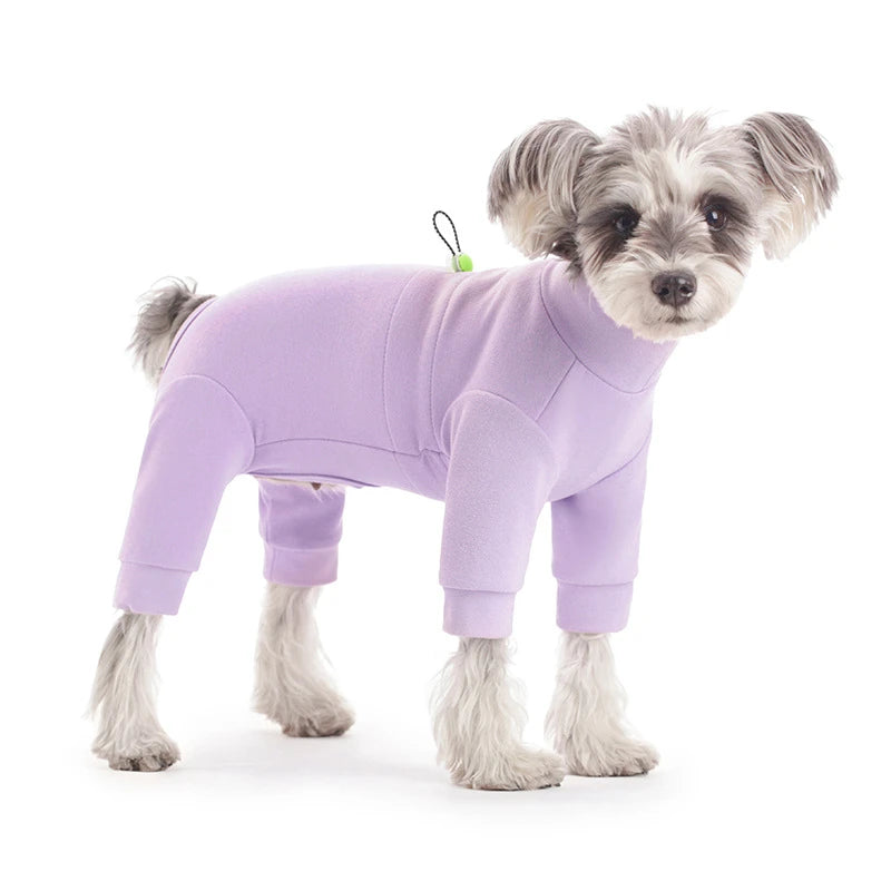 Traje de perro de forro polar morado con pelaje gris, visto de perfil.