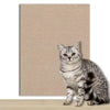 Tabby-Katze sitzt vor einem beigefarbenen, selbstklebenden Kratzschutzteppich für Katzen.
