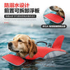 Un chien portant un gilet de sauvetage rouge flotte sur l'eau, avec un coussin flottant amovible visible.