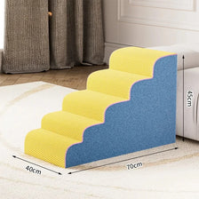 Gelbe und blaue Schaumpupstreppe und Rampen für Hunde auf einem weißen Teppich