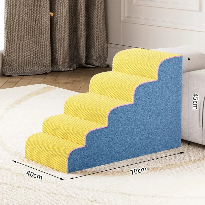Escaleras y rampas de espuma amarillas y azules para perros mostradas sobre una alfombra blanca