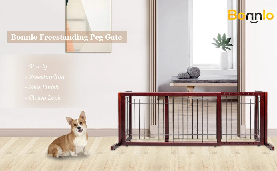 Braunes Holzgatter mit vertikalen Stäben, neben einem Spiegel und einem Hund