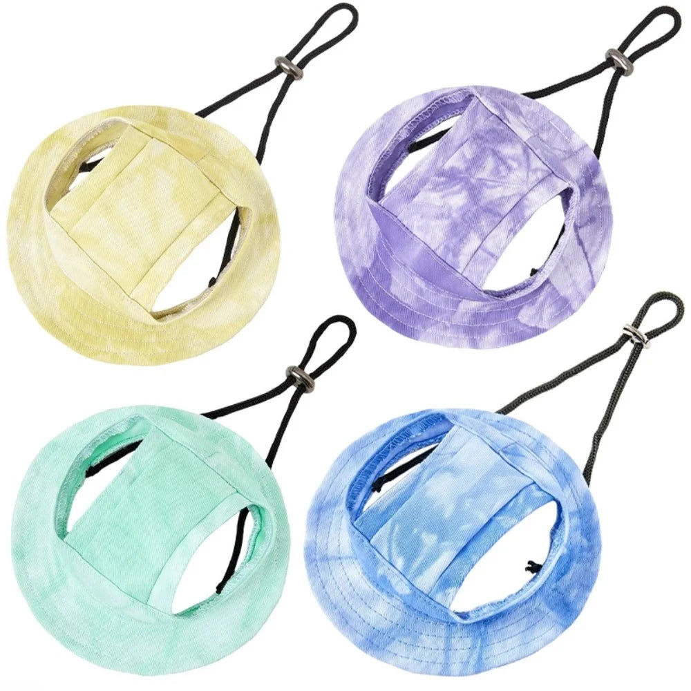 Tres sombreros para perros y gatos con orificios ajustables, en tonos amarillo, púrpura y azul.