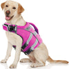 Ein helles Hund trägt eine leuchtend pinke und graue wasserdichte reflektierende Hundeweste.
