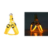 Arnés de perro con LED amarillo para seguridad, mostrado contra fondo oscuro.