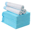 Une pile de coussinets de dressage pour animaux rembourrés, blancs, posés sur une surface bleue.