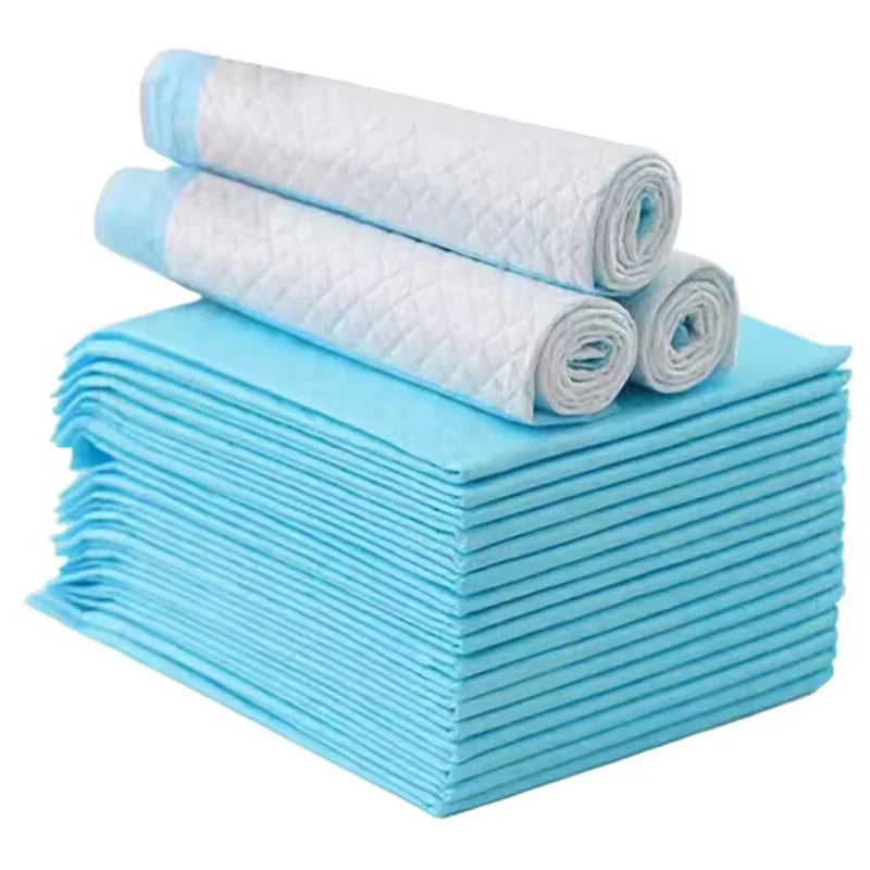 Une pile de coussinets de dressage pour animaux rembourrés, blancs, posés sur une surface bleue.