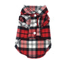 Gilet à carreaux rouge et noir pour petit animal de compagnie.