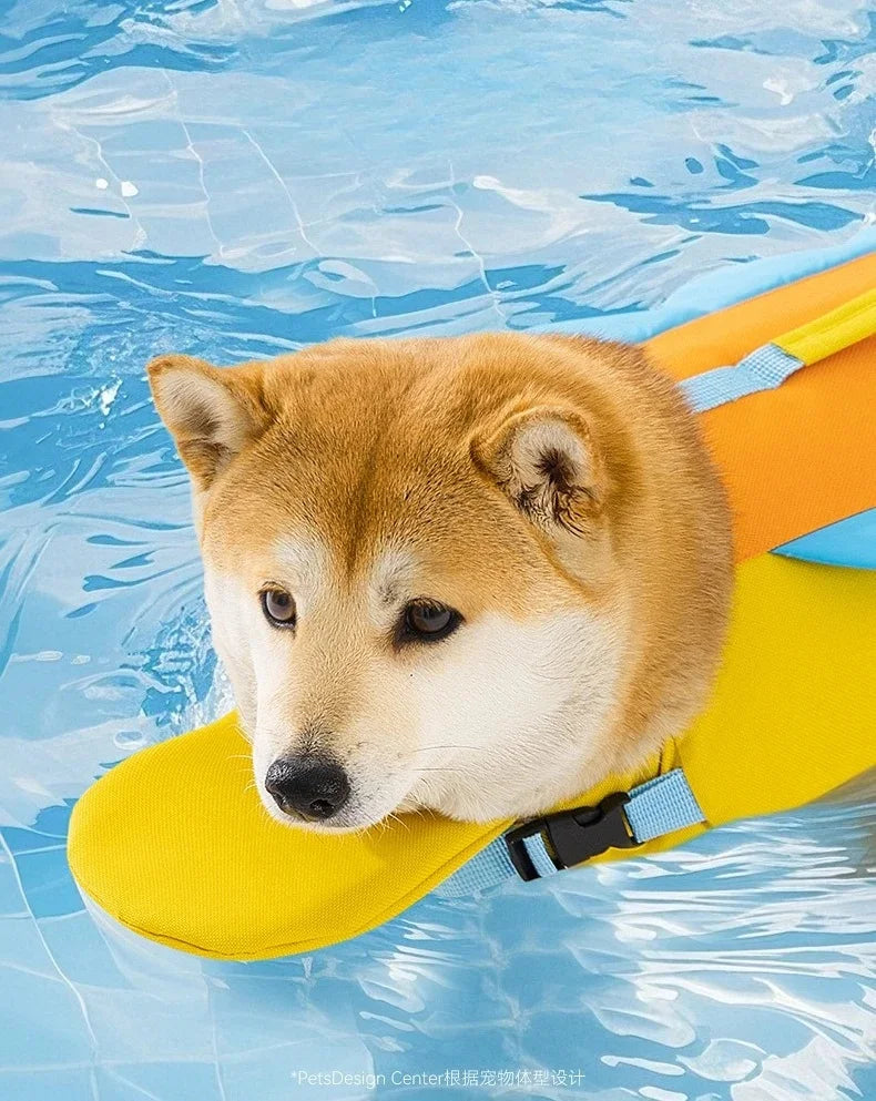 Un perro marrón peludo está descansando sobre un chaleco salvavidas amarillo en agua azul.
