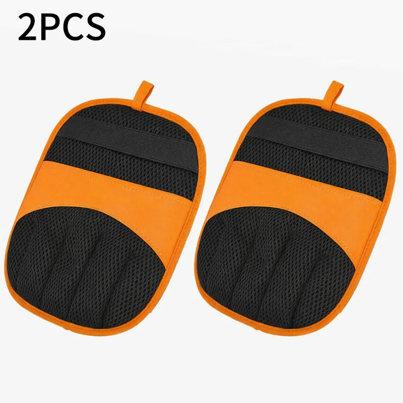 Ein Paar orange und schwarz wiederverwendbare Bürstenhandschuhe zum Entfernen von Tierhaaren für Hunde und Katzen.