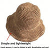 Une casquette en paille tissée à la main de couleur beige naturel, vue de dessus.