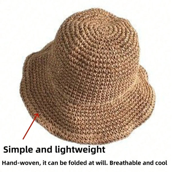 Une casquette en paille tissée à la main de couleur beige naturel, vue de dessus.