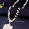 Collar de cadena chapado en oro con colgante medallón de la Última Cena sobre fondo negro.