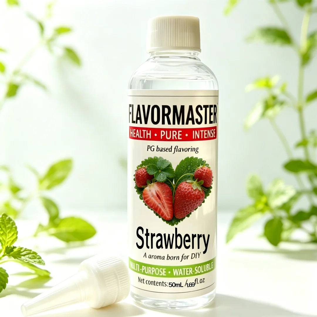 Klares Glasfläschchen mit FlavourMaster Erdbeer-Aroma (PG) und weißem Verschluss, sichtbar vor einem grünen Blatt