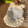 Weiß-blaues Gingham-Hundkleid für einen kleinen Hund mit Spitzenrand und Schleifedetails.