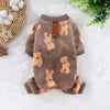 Combinaison en polaire marron pour chien avec motifs ours fauve, présentée sur une surface blanche.