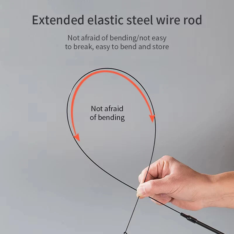 Eine Hand biegt einen ausgestreckten elastischen Stahlstab, um seine Flexibilität und Haltbarkeit zu demonstrieren.