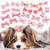 Ein kleiner Hund mit braunem und weißem Fell liegt inmitten von rosa und blumigen Haarbändeln für Tierpflege.