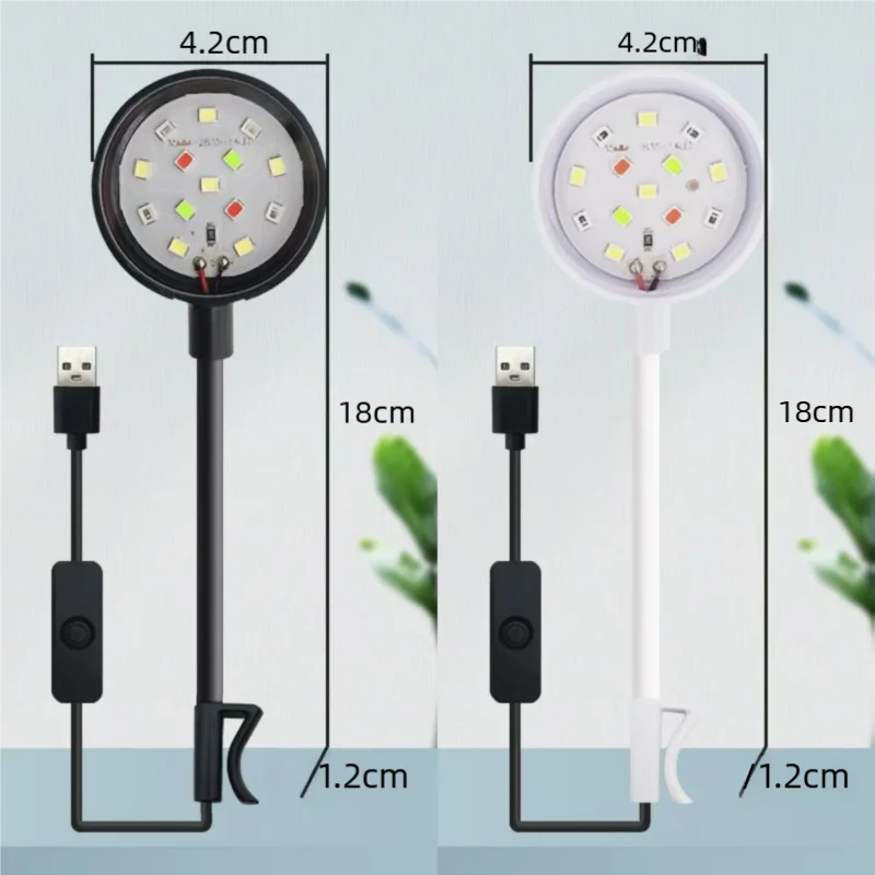 Une paire de lampes LED pour aquarium à clipser, une noire et une blanche, avec câbles d'alimentation USB.