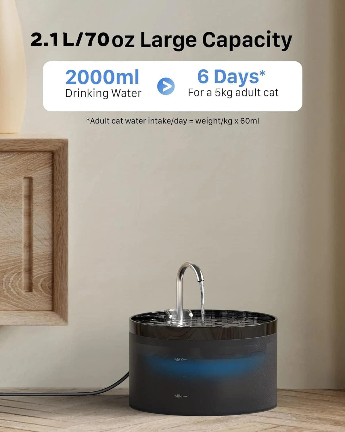Fontaine à eau automatique noire pour animaux sur une surface en bois.