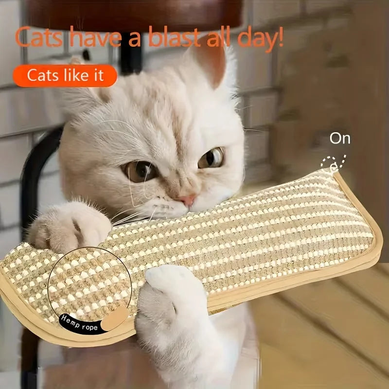 Eine weiße Katze interagiert mit einem interaktiven Spielzeug aus Kissen und Hanfseil-Kratzfläche.