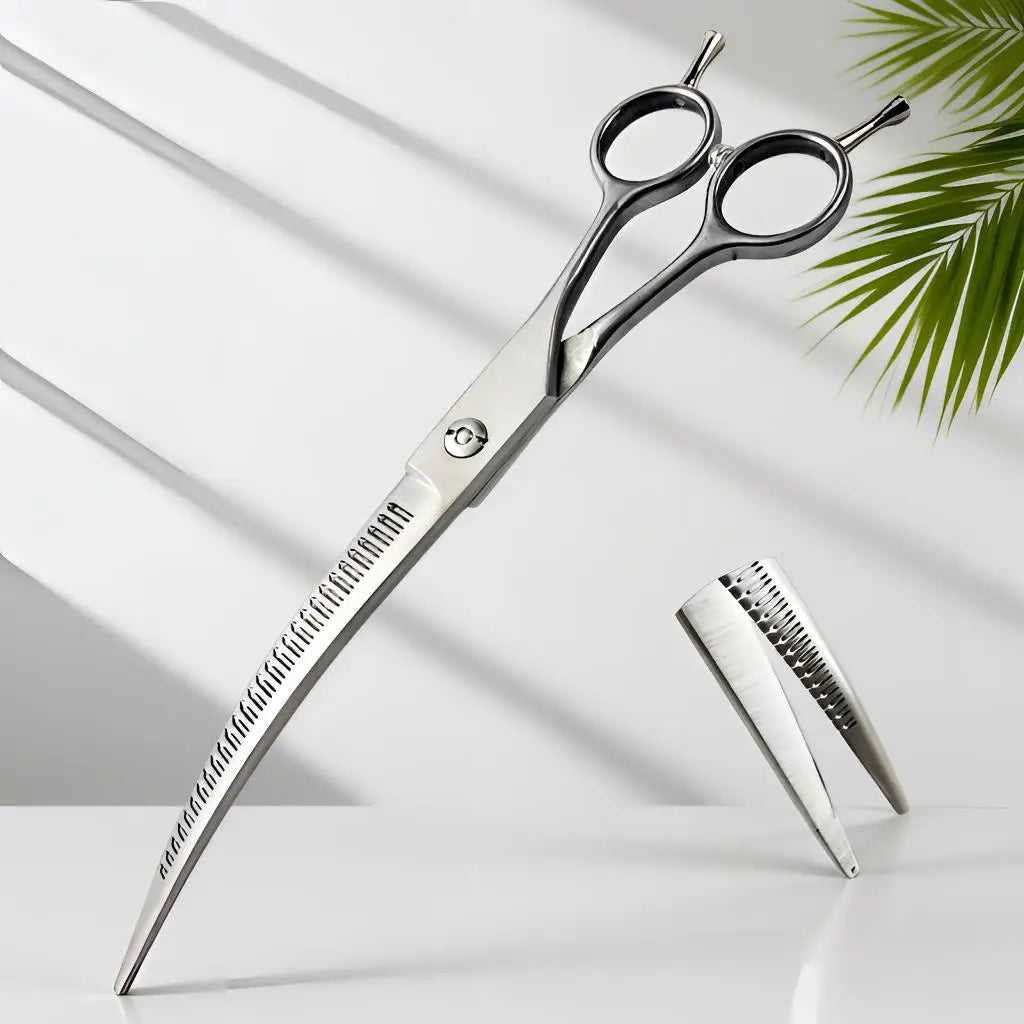 Silberne gebogene Haarschere mit gezahnten Klingen auf weißem Untergrund.