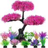 Exhibición de plantas de acuario artificiales realistas en tonos rosa, púrpura y verde.
