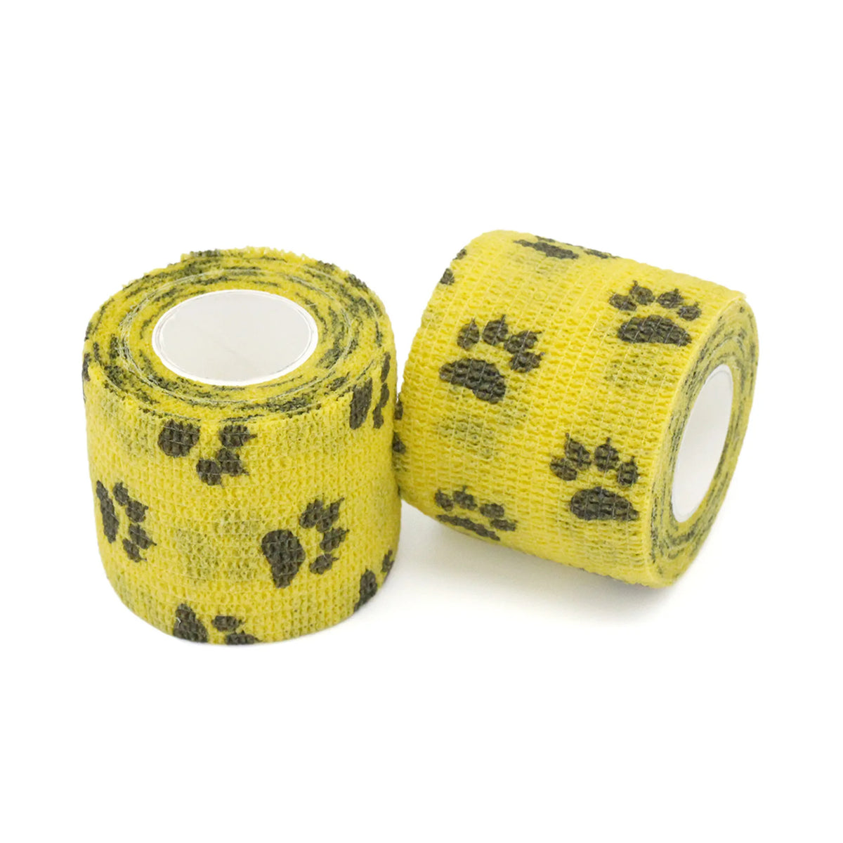 Un rollo de vendas adhesivas para tatuajes amarillas para mascotas con estampado de huella negra.