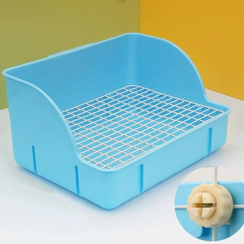 Una caja de arena rejilla azul claro desmontable para mamíferos pequeños, mostrada sobre una superficie blanca.