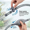 Une main utilise un siphon d'aquarium et un outil de nettoyage de gravier pour réguler le débit et créer une aspiration.