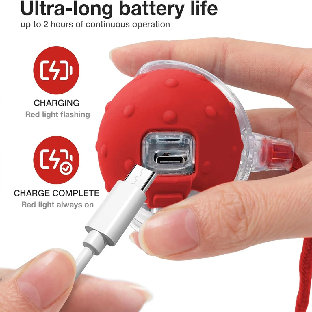 Eine Hand hält einen roten elektrischen Katzenspielball und das Ladekabel, das die Akkulaufzeit des Produkts demonstriert.