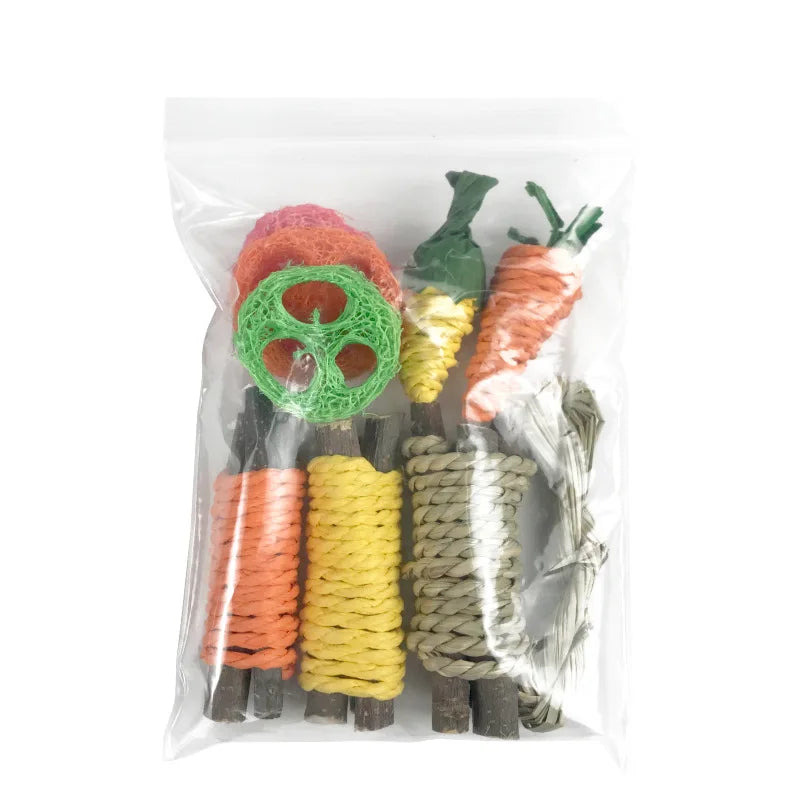 Durchsichtiger Plastiksack mit verschiedenen natürlichen Kauspielzeugen für Nagetiere und kleine Säugetiere, darunter Karotte
