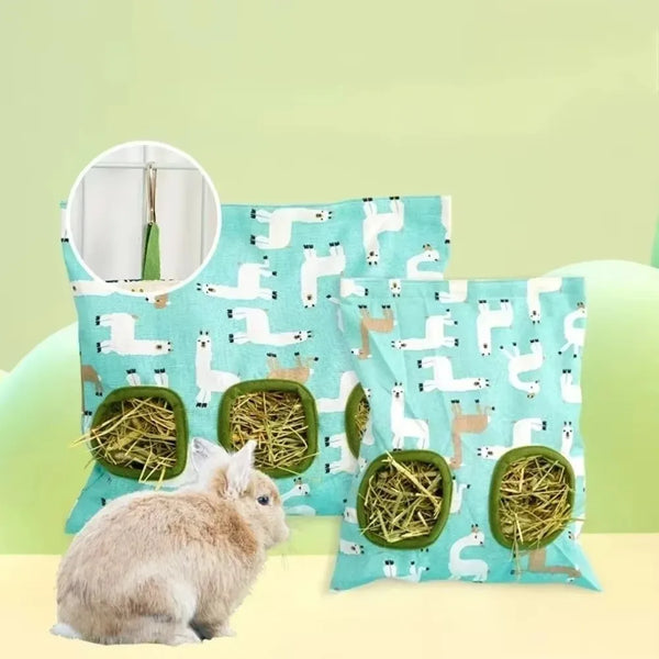 Un lapin duveteux assis à côté d'un sac de foin bleu sarcelle rempli de foin vert.